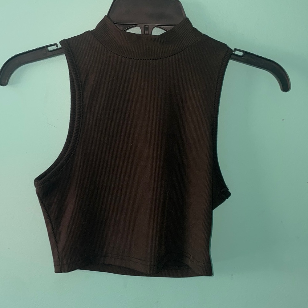 Black cru neck cropped tank top
